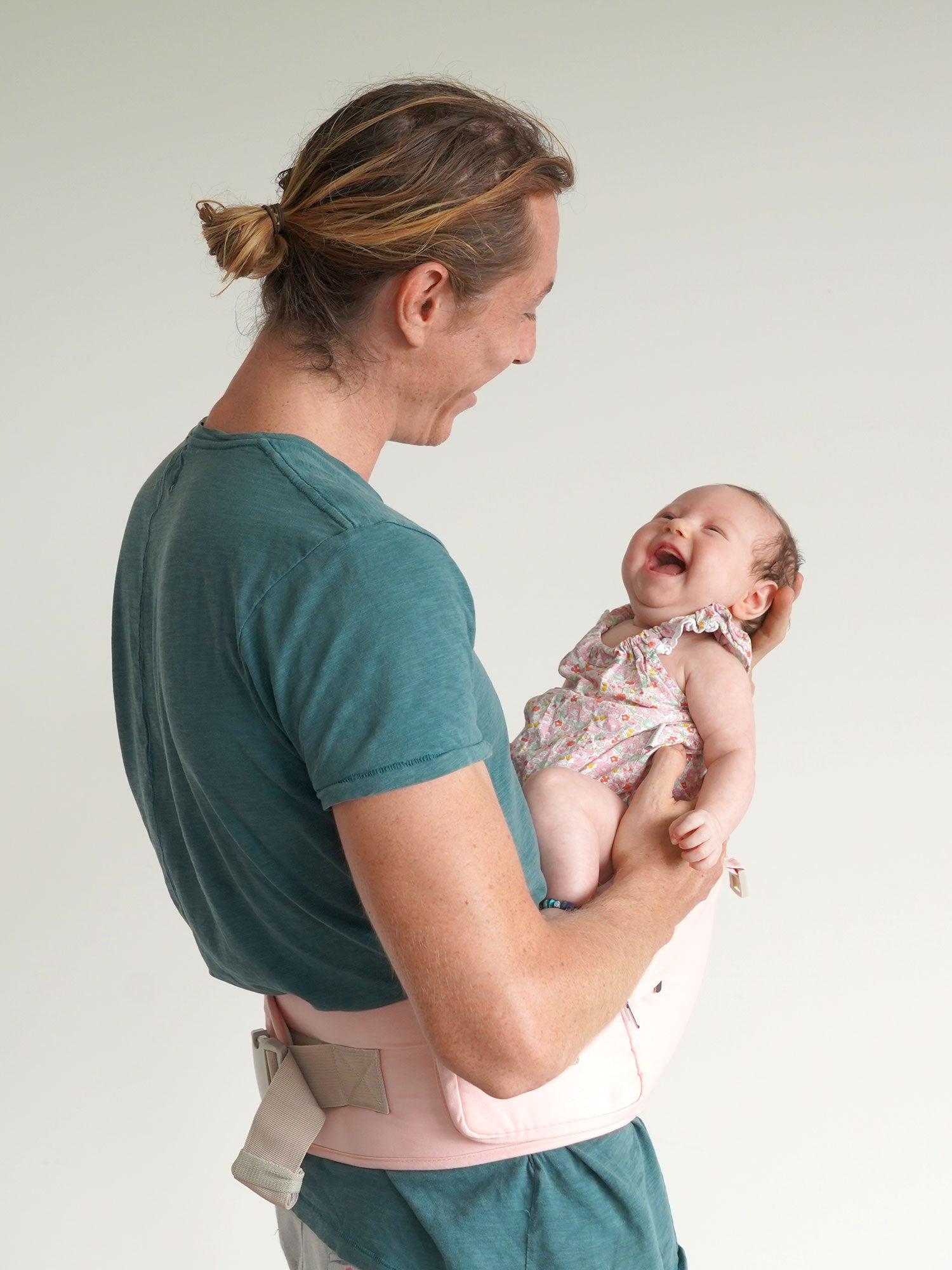 Baby carrier with head support online